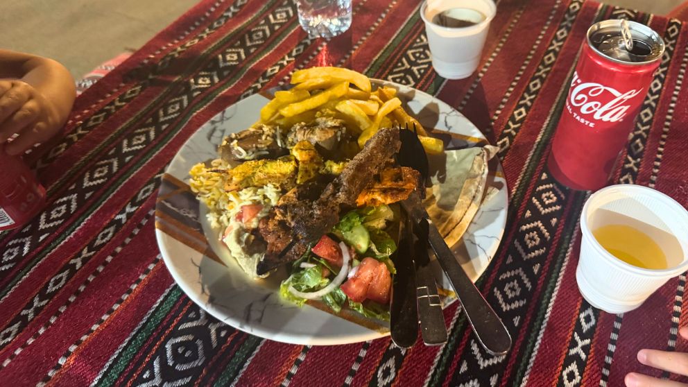 アブダビの砂漠ツアーのデザートキャンプのビュッフェ形式のディナーの1皿