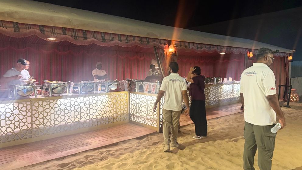 アブダビの砂漠ツアーのデザートキャンプのビュッフェ形式のディナーの会場