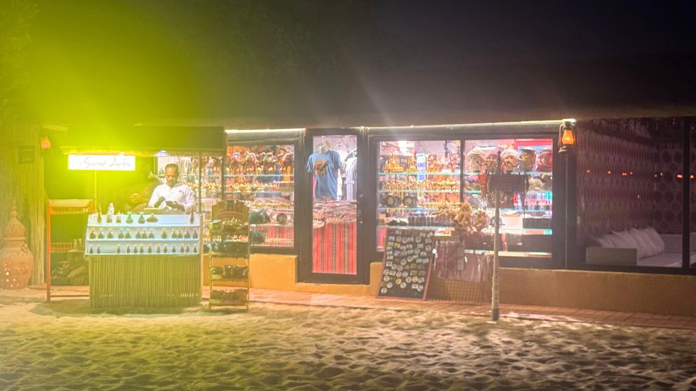 アブダビの砂漠ツアーのデザートキャンプのお土産物屋さんの外観