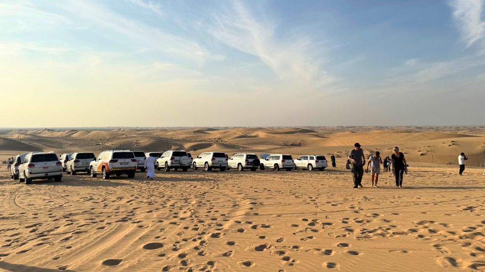 アブダビの砂漠ツアーのフォトストップ。人気ツアーでたくさんの車が停車している様子