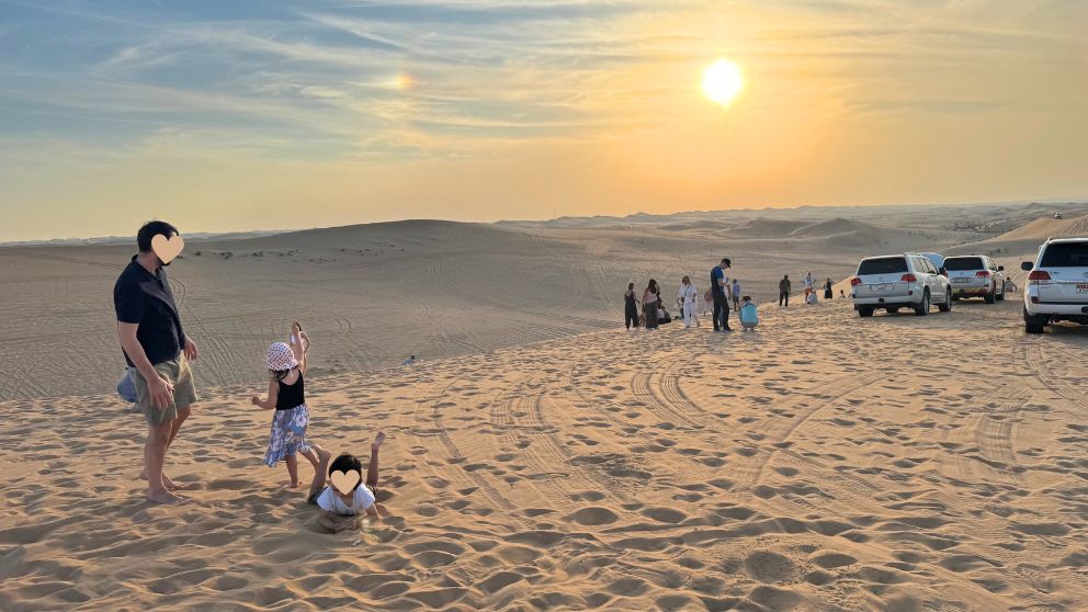 アブダビの砂漠ツアーのフォトストップでの雄大な砂漠の風景。お客さんも多い