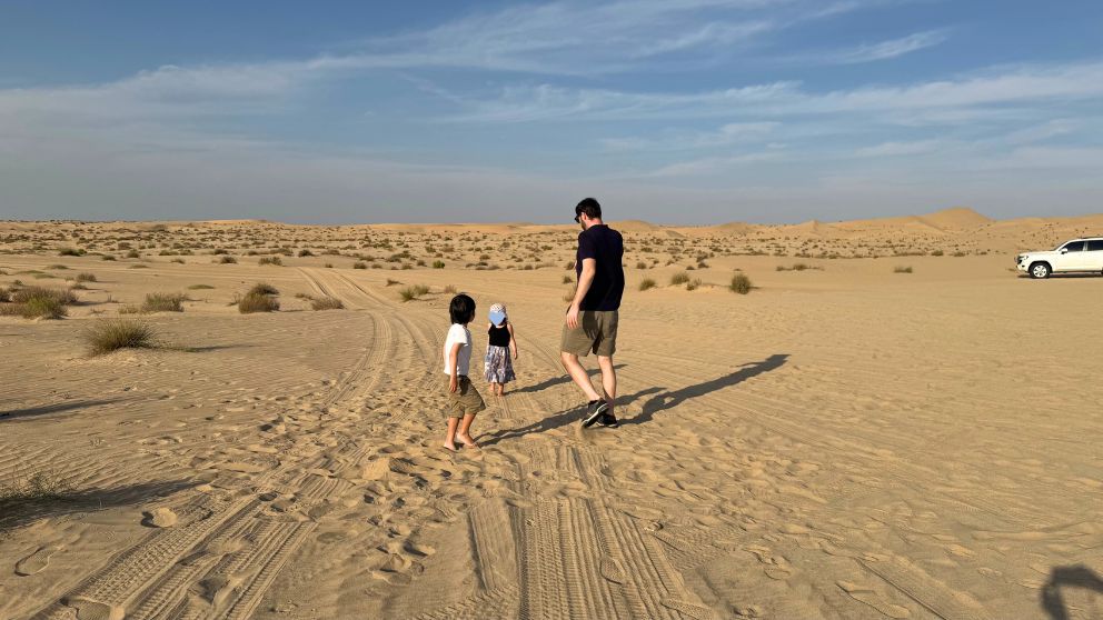 アブダビの砂漠ツアーのフォトストップ。まだ水のあるエリアで緑の茂みが点在している