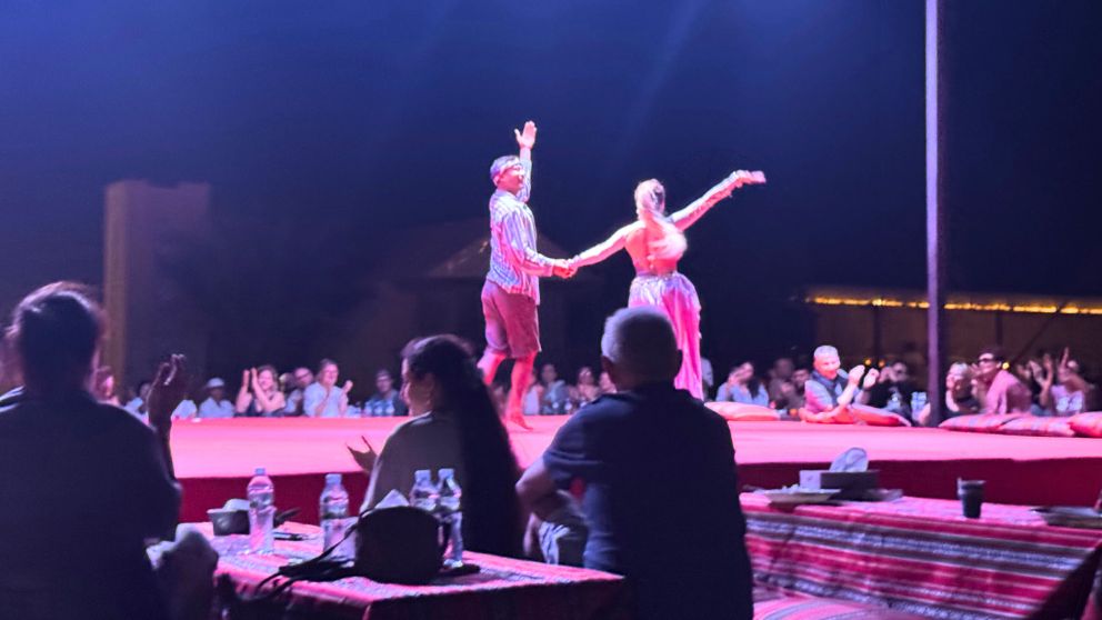 アブダビの砂漠ツアーのデザートキャンプで披露されたベリーダンスショーの後に、ステージにあがって一緒に踊る男性