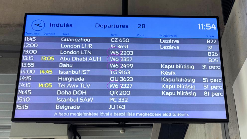 ブダペスト空港の出発案内板。11本のフライトのうち、4本がWizz Air
