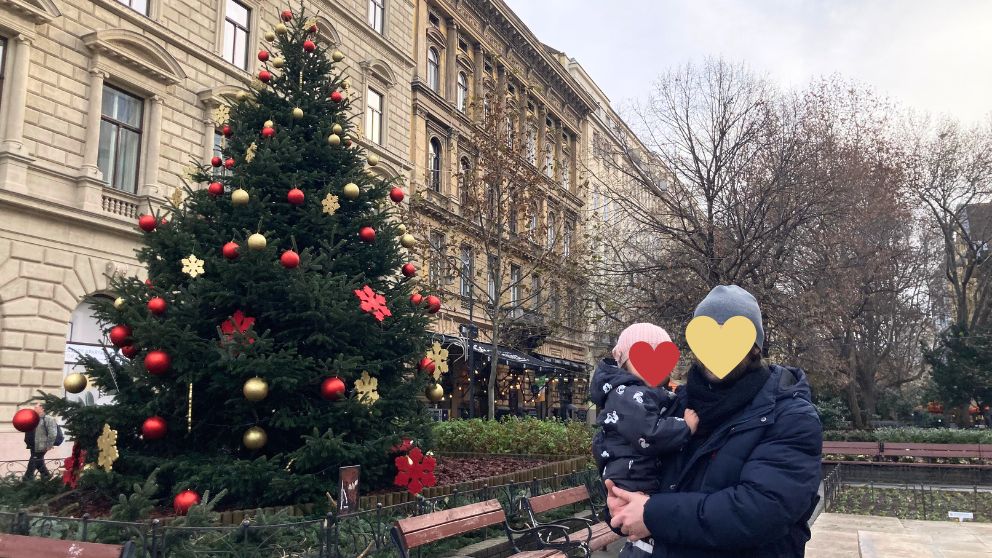 ブダペストのリスト・フェレンツ広場に立つクリスマスツリー。夫と娘が記念撮影