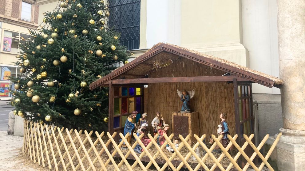 ブダペストのFerenciek tereの教会の前に設置されたクリスマスツーリト馬小屋の飾り