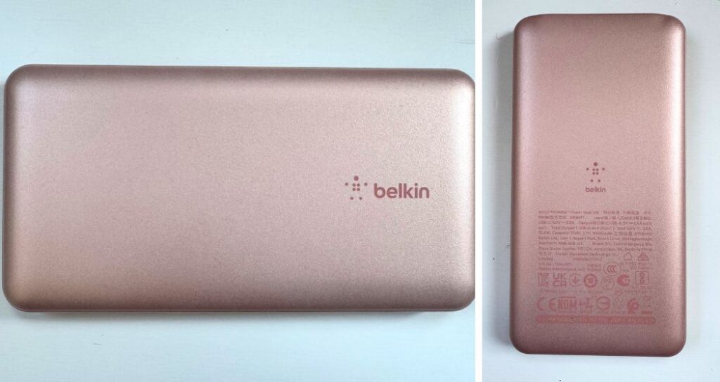 ピンク色のBelkinのモバイルバッテリー。裏面にはCCCマークあり