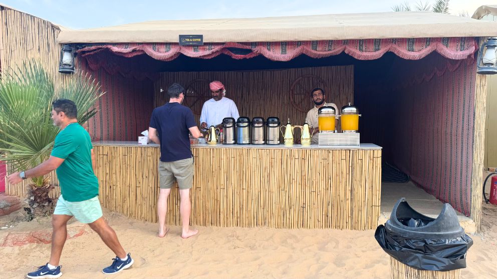 アブダビの砂漠ツアーのデザートキャンプのコーヒー・紅茶スタンド