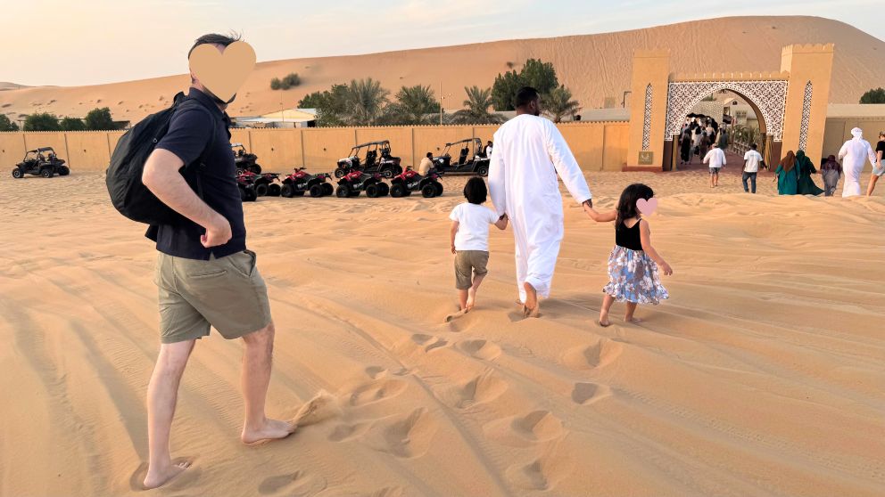 アブダビの砂漠ツアーのデザートキャンプへ入場する私の家族と運転手さん