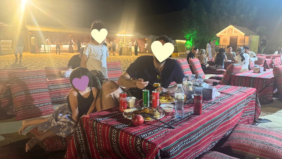 アブダビの砂漠ツアーのデザートキャンプでの夕食の様子