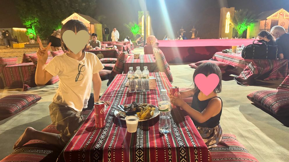 アブダビの砂漠ツアーのデザートキャンプで夕食の時間を過ごす様子