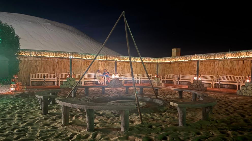 アブダビの砂漠ツアーのデザートキャンプのシーシャを吸えるエリア