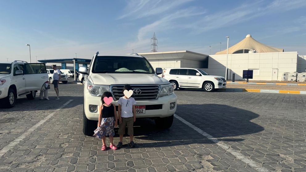 アブダビの砂漠ツアーへ向かう途中のガソリンスタンドとランドクルーザー