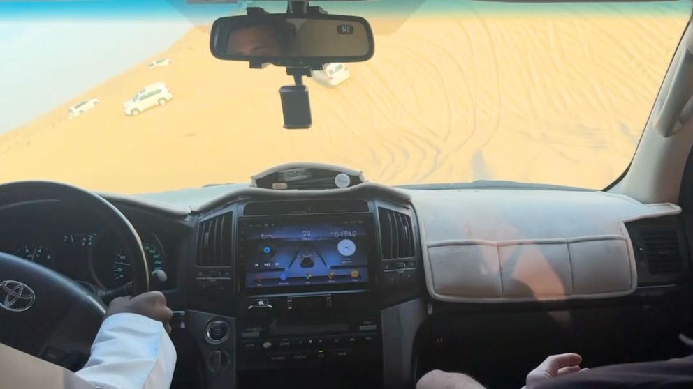 アブダビの砂漠ツアーのデューンバッシング。車体が大きく傾いている様子を車内から撮影