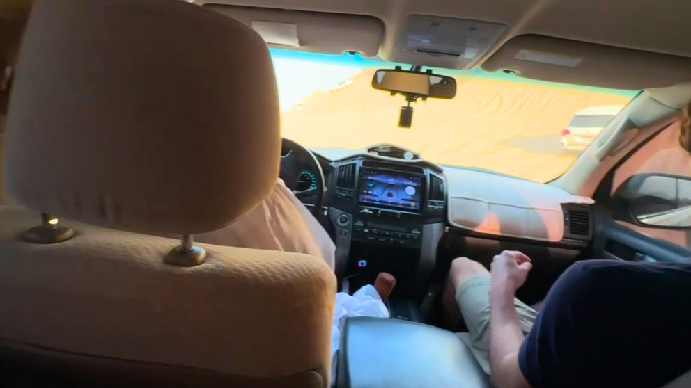 アブダビの砂漠ツアーのデューンバッシング。車体が大きく傾いている様子を車内から撮影