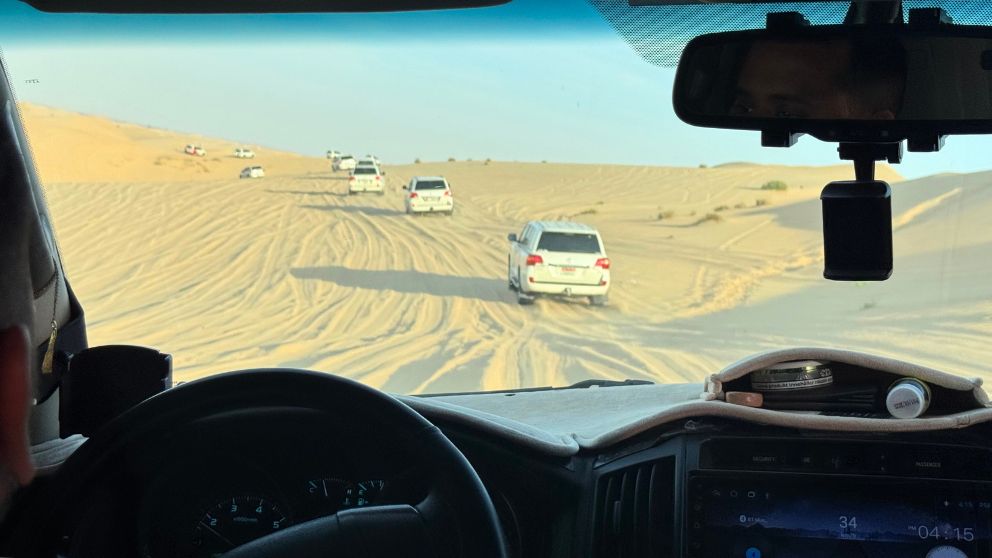 アブダビの砂漠ツアーのデューンバッシング。私たちの車の前を数々のランドクルーザーが走っている