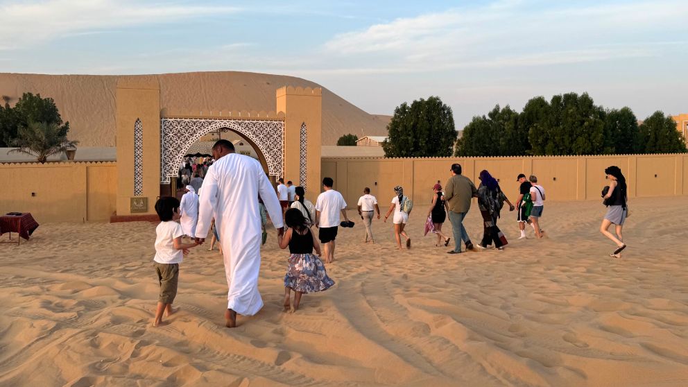 アブダビの砂漠ツアーでデザートキャンプへ入場する人々の後ろ姿