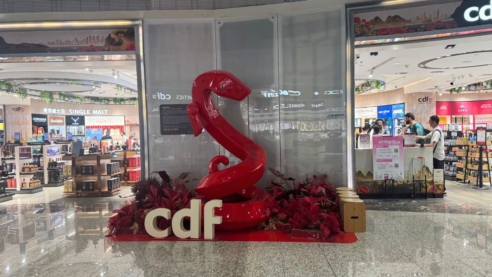 広州空港のショップの前に飾られていた干支の蛇