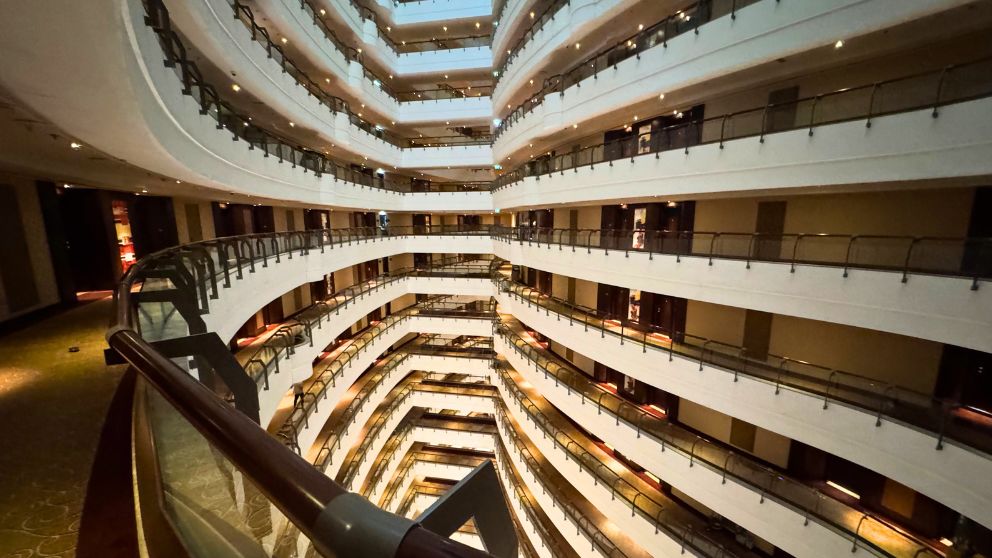 アブダビにあるホテルKhalidiya Palace Rayhaanのホテルの廊下から見る吹き抜けの様子は圧巻