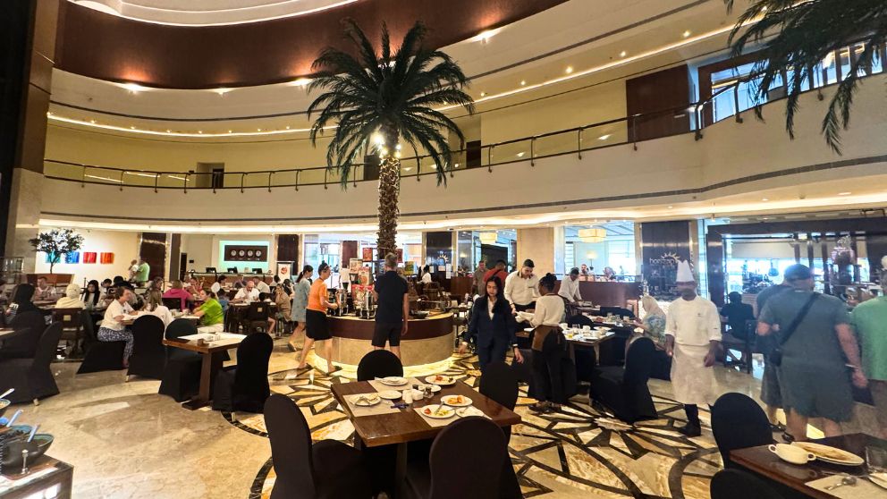 アブダビにあるホテルKhalidiya Palace Rayhaanのレストラン。朝食の様子