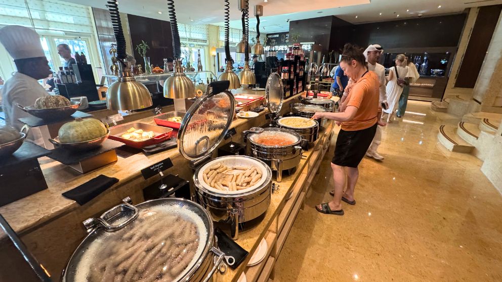 アブダビにあるホテルKhalidiya Palace Rayhaanのレストラン。朝食で並ぶソーセージなど洋食のエリア