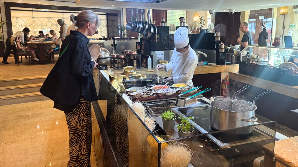 アブダビにあるホテルKhalidiya Palace Rayhaanのレストラン。朝食の卵料理を作るシェフと料理を待つ人