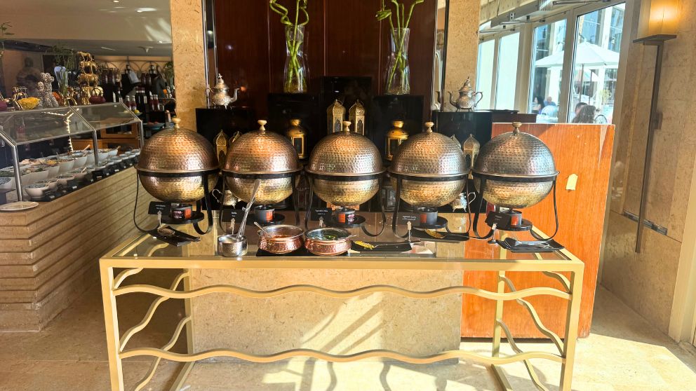 アブダビにあるホテルKhalidiya Palace Rayhaanのレストラン。心中のポットが5つ並んでいる様子