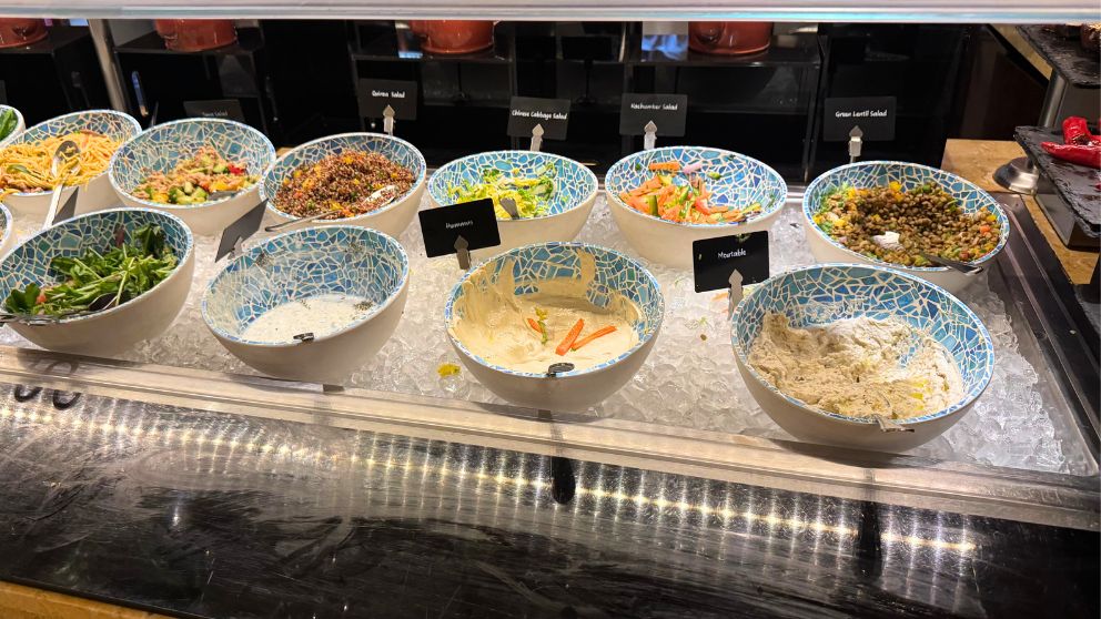アブダビにあるホテルKhalidiya Palace Rayhaanのレストラン。フムスやサラダなど冷たい品が並ぶコーナー