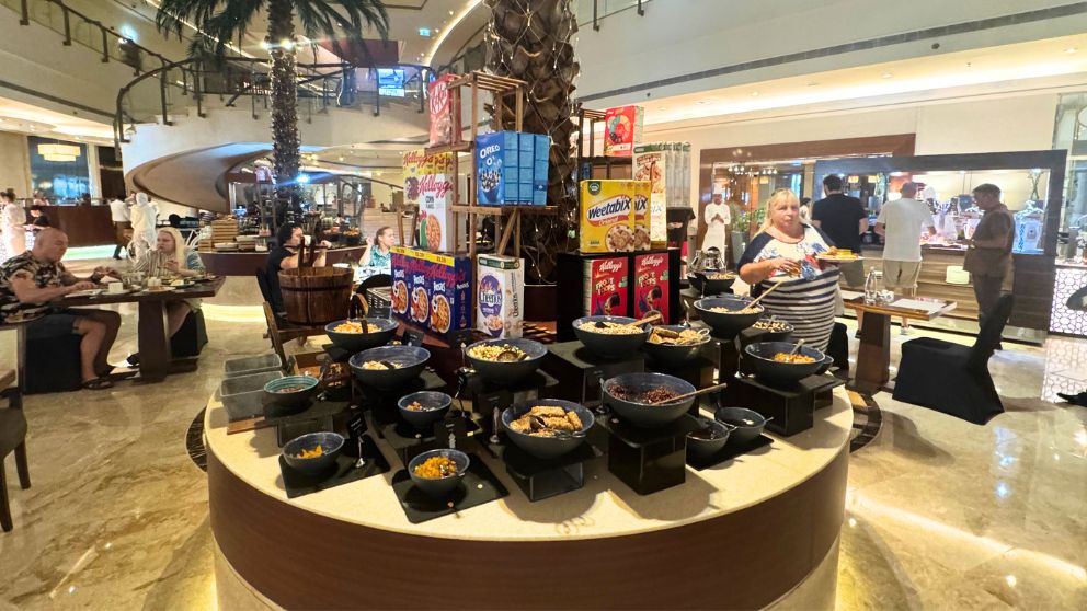 アブダビにあるホテルKhalidiya Palace Rayhaanのレストラン。シリアルやドライフルーツが並ぶエリア