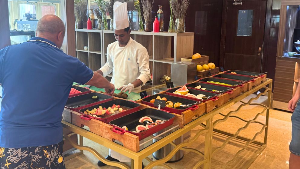 アブダビにあるホテルKhalidiya Palace Rayhaanのレストラン。果物のコーナー