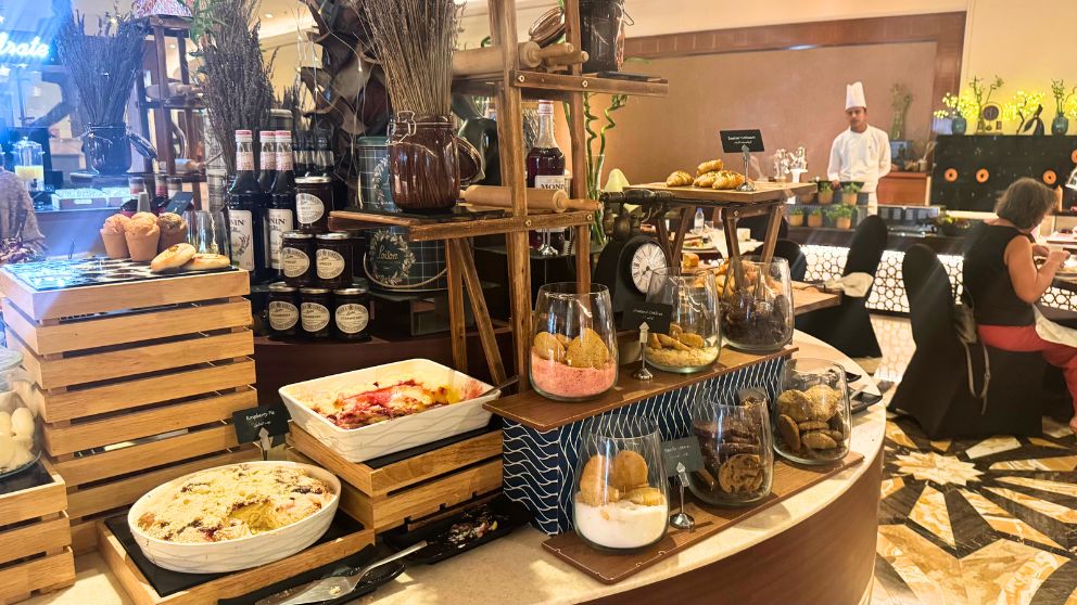 アブダビにあるホテルKhalidiya Palace Rayhaanのレストラン。クッキーやケーキのエリア