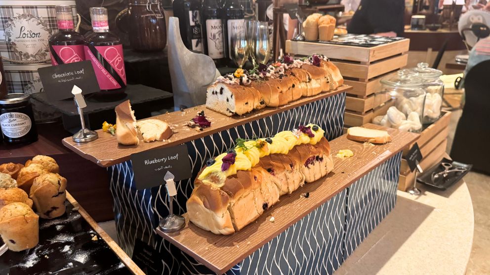 アブダビにあるホテルKhalidiya Palace Rayhaanのレストラン。甘そうな葡萄パンやマフィンの並ぶエリア