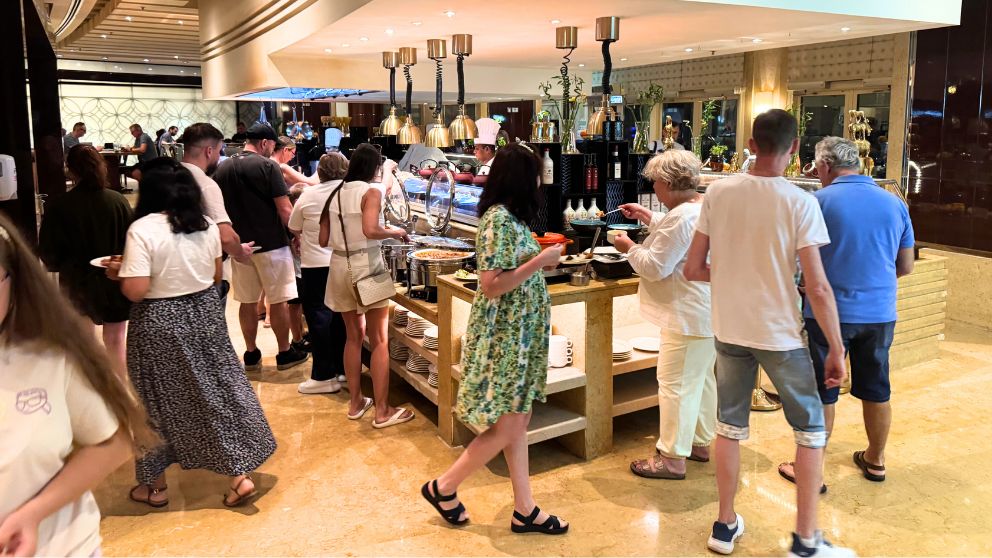 アブダビにあるホテルKhalidiya Palace Rayhaanのレストラン。夕食時に混雑していた洋食コーナー
