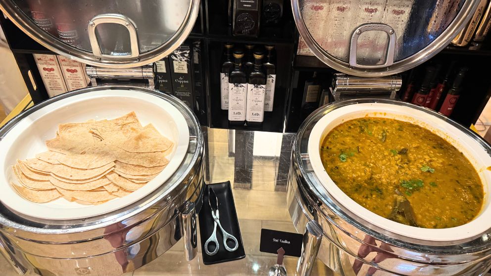 アブダビにあるホテルKhalidiya Palace Rayhaanのレストラン。夕食時に提供された豆カレーとチャパティー