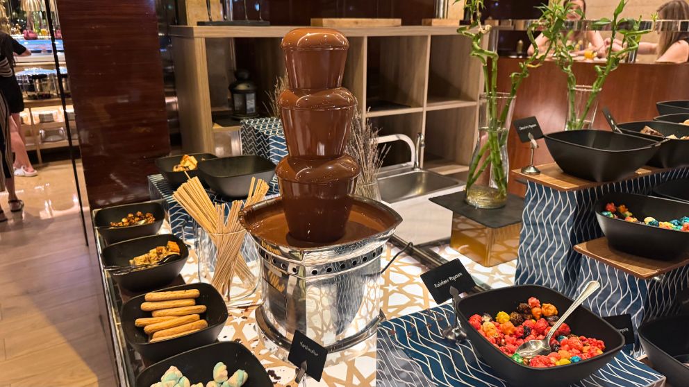 アブダビにあるホテルKhalidiya Palace Rayhaanのレストラン。デザートエリアのチョコレートファウンテン
