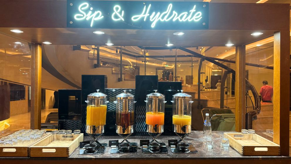 アブダビにあるホテルKhalidiya Palace Rayhaanのレストラン。4つのジュースが並んでいる様子