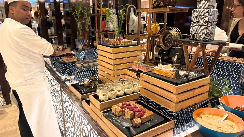 アブダビにあるホテルKhalidiya Palace Rayhaanのレストラン。夕食時のデザートエリア