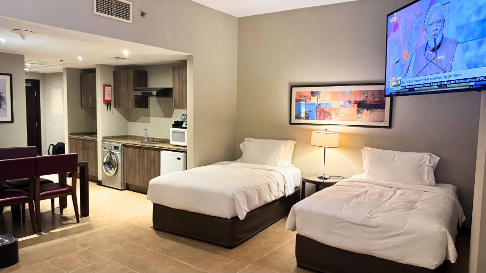 アブダビにあるホテルKhalidiya Palace Rayhaanのファミリールーム。ベッドは全部で3台、キッチンには洗濯機もついている