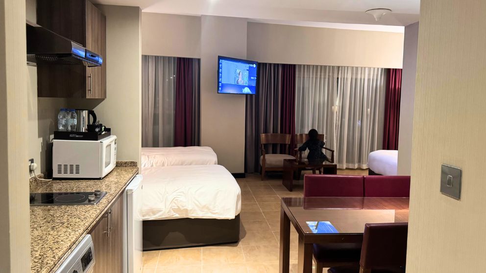 アブダビにあるホテルKhalidiya Palace Rayhaanのファミリールームを入り口から眺めた様子