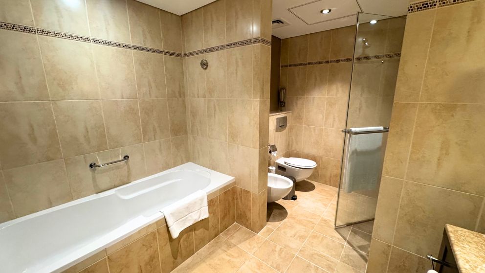 アブダビにあるホテルKhalidiya Palace Rayhaanのファミリールームのバスルーム。バスタブとトイレ・ビデ