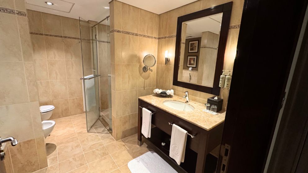 アブダビにあるホテルKhalidiya Palace Rayhaanのファミリールームのバスルーム。シャワーと洗面台