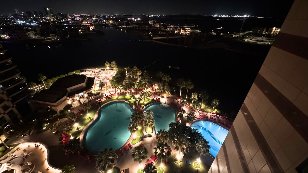 アブダビにあるホテルKhalidiya Palace Rayhaanのファミリールームから見る海側の景色、夜なのでくらい