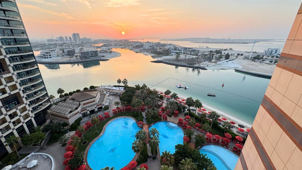 アブダビにあるホテルKhalidiya Palace Rayhaanのファミリールームから見る海側の景色。朝日がのぼっているところ