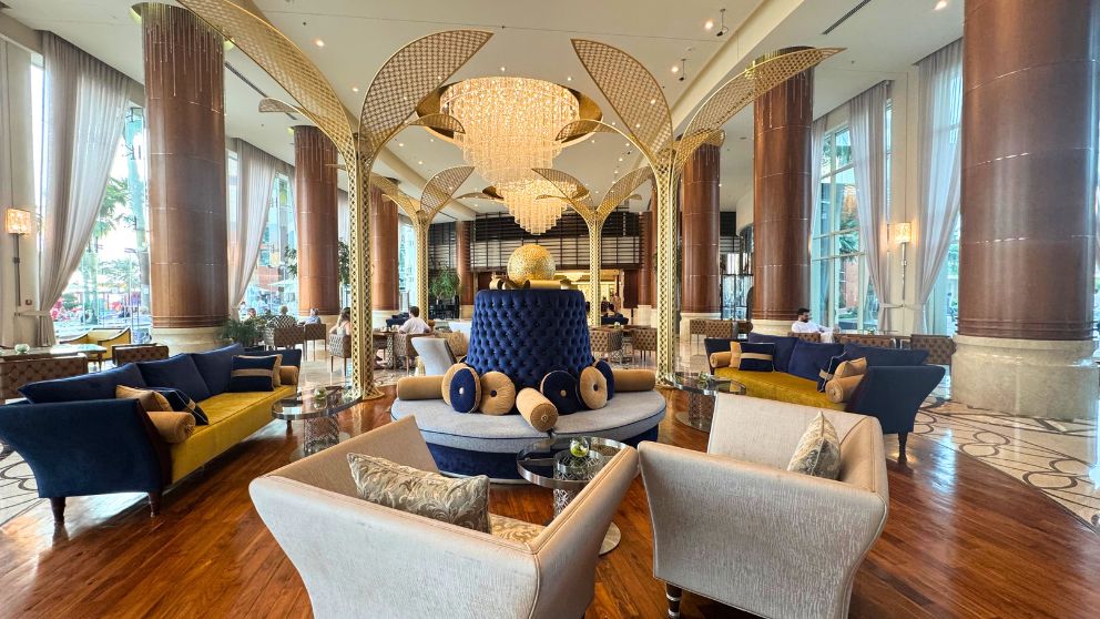 アブダビにあるホテルKhalidiya Palace Rayhaanのラウンジカフェ。青色と金色が印象的な家具