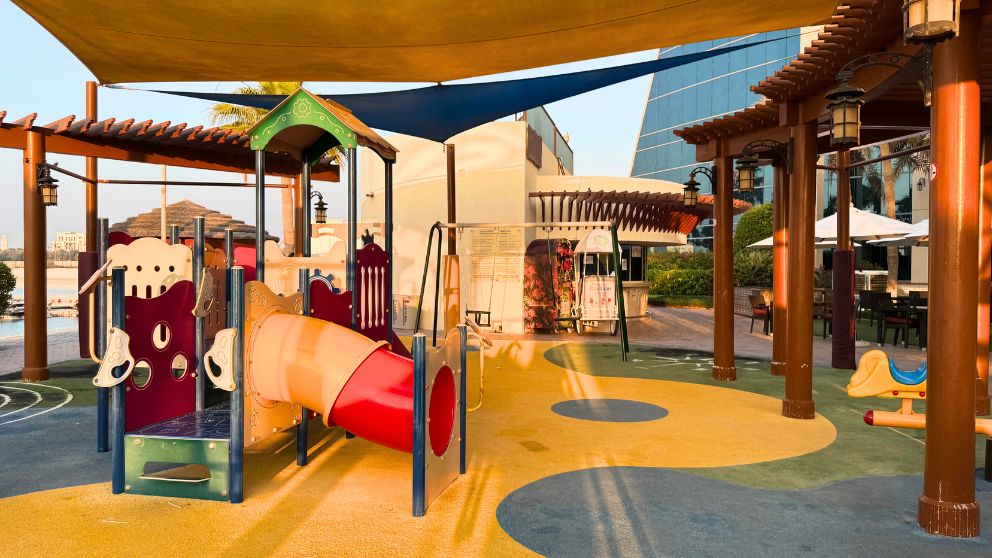 アブダビにあるホテルKhalidiya Palace Rayhaanのプールエリアにある子どもの遊び場