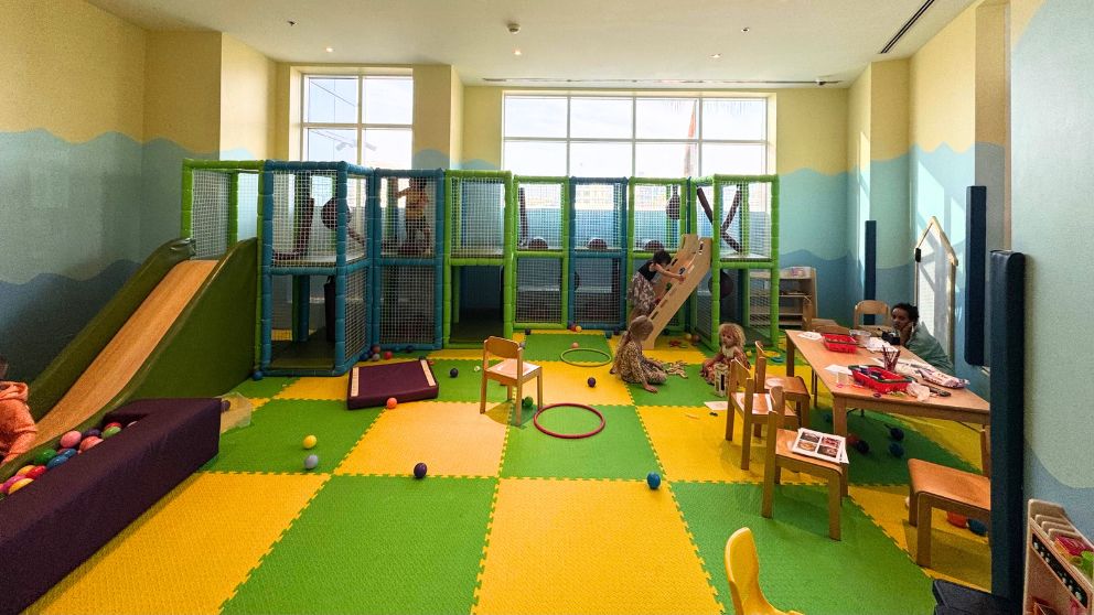 アブダビにあるホテルKhalidiya Palace Rayhaanのキッズクラブで遊ぶ息子と娘