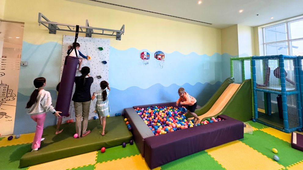 アブダビにあるホテルKhalidiya Palace Rayhaanのキッズクラブで遊ぶ子どもたちの様子