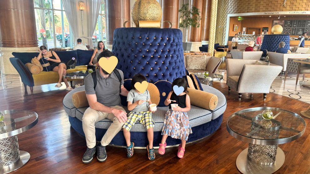 アブダビにあるホテルKhalidiya Palace Rayhaanのロビーで、ジェラートを食べる娘と息子