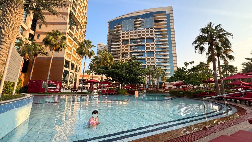 アブダビにあるホテルKhalidiya Palace Rayhaanのプールに入る娘