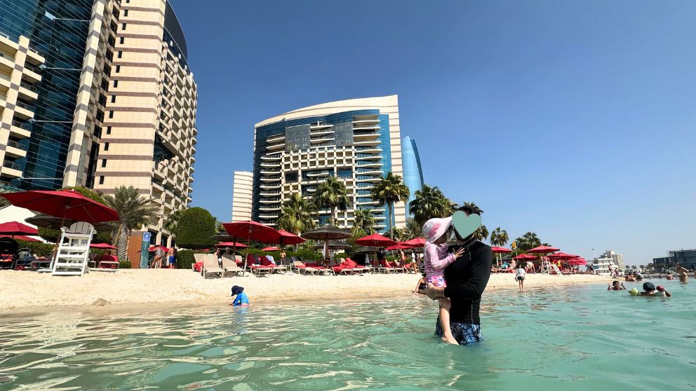 アブダビにあるホテルKhalidiya Palace Rayhaanのプライベートビーチで遊ぶ私の家族の様子